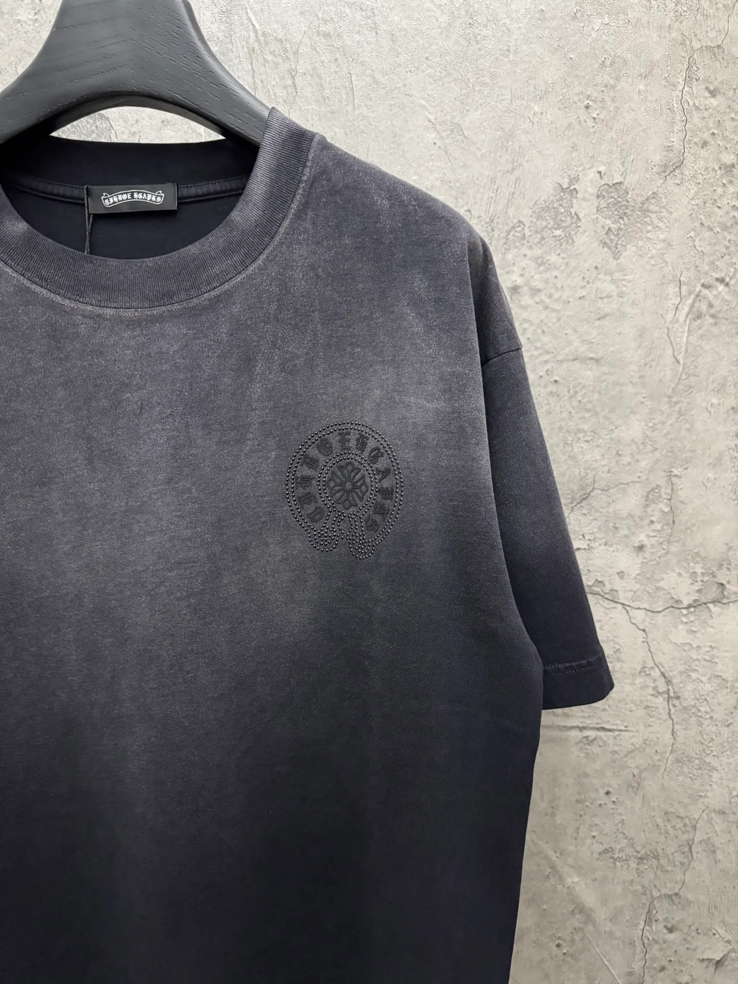 P210 top version, real shot without P, ​​different from market currency) 𝗖𝗵𝗿𝗼𝗺𝗲 𝗛𝗲𝗮𝗿𝘁𝘀/Croxin 2026 Spring New Original Single Counter American Washed Ding Lettering Film Embroidered Couple Short Sleeves 👑The highest version! Customized fabric 320 grams, washed and fried, spray horse slip craft, best-selling model at the counter, very comfortable to wear. Accessories: original molded and authenticated collar label ➕ 100% silk wash label. Genuine purchase-grade original hangtag➕matching hanging rope➕3D hanging beads➕original packaging bag. Craftsmanship: The original version has consistent wiring! The highest version of the armhole matching technique! Color: Red Black Size: M L XL 2XL Style No.: 2062